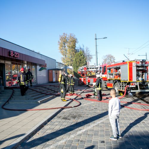 Užsidegė A. Juozapavičiaus pr. prekybos centras „Šilas“   © Vilmanto Raupelio nuotr.