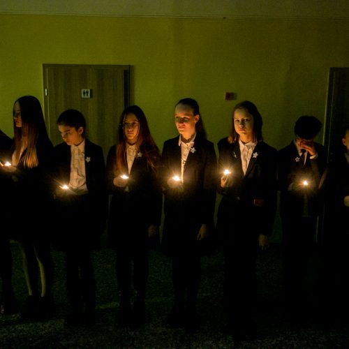 Mokyklose – atminimo žvakelės ir dainos Sausio 13-ajai paminėti  © Vilmanto Raupelio nuotr.