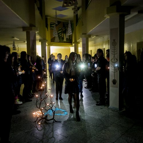 Mokyklose – atminimo žvakelės ir dainos Sausio 13-ajai paminėti  © Vilmanto Raupelio nuotr.