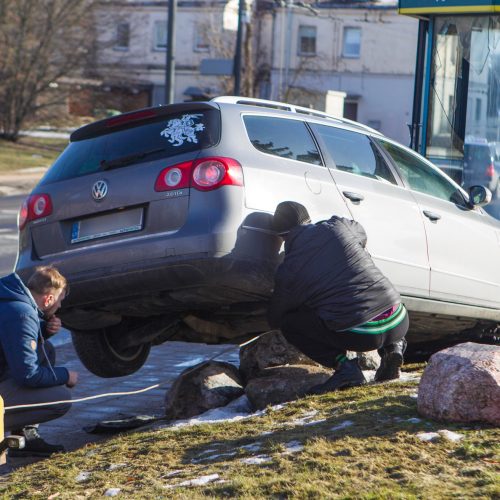 Žaliakalnyje automobilis rėžėsi į kioską  © Laimio Steponavičiaus nuotr.