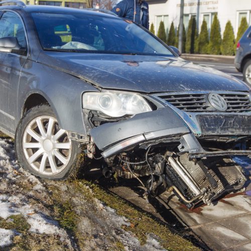 Žaliakalnyje automobilis rėžėsi į kioską  © Laimio Steponavičiaus nuotr.