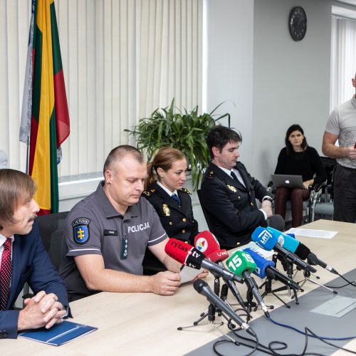 Spaudos konferencija dėl įtariamųjų prekybos žmonėmis sulaikymo  © P. Peleckio / Fotobanko, policijos nuotr.
