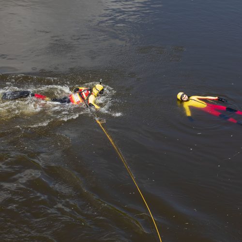 Skęstančiojo gelbėjimo operacija Neries upėje  © I. Gelūno / Fotobanko nuotr.