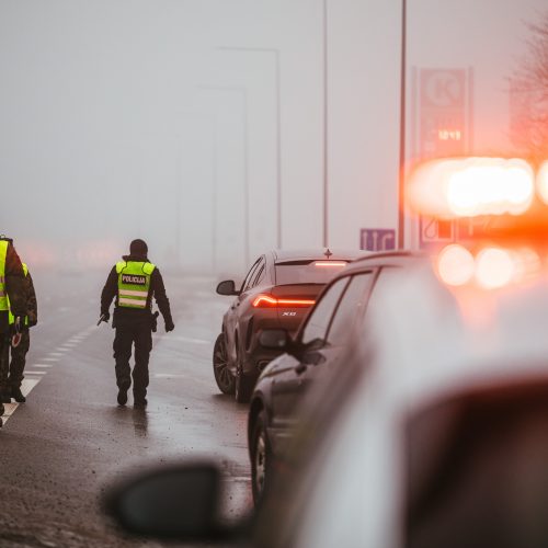Policija pradėjo masinę judėjimo kontrolę  © I. Gelūno, T. Biliūno / Fotobanko nuotr.