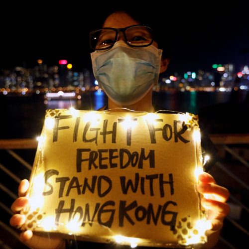 Honkonge protestuotojai susikibo į žmonių grandinę  © Scanpix nuotr.