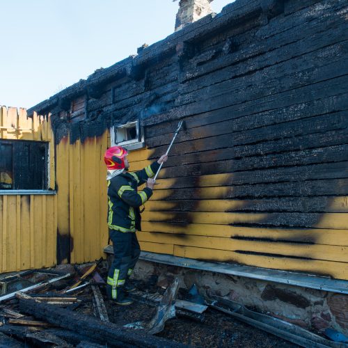 Tauragės rajone sudegė klebonijos pastato stogas  © Butauto Barausko nuotr.