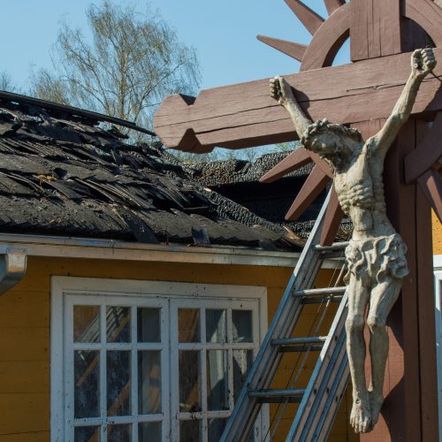 Tauragės rajone sudegė klebonijos pastato stogas  © Butauto Barausko nuotr.