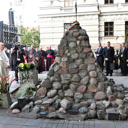 Popiežius Vilniuje pagerbė nacių ir sovietų aukas  © Scanpix nuotr.