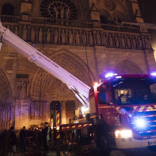 Didelis gaisras Paryžiaus Švč. Dievo Motinos katedroje   © Scanpix nuotr.