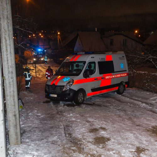 Ugniagesiai padėjo įklimpusiam medikų automobiliui  © Laimio Steponavičiaus nuotr.