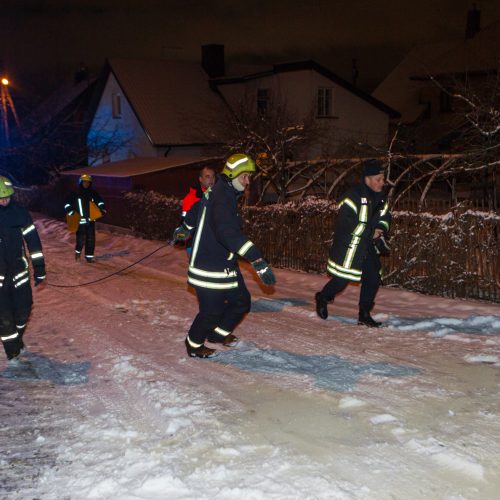Ugniagesiai padėjo įklimpusiam medikų automobiliui  © Laimio Steponavičiaus nuotr.