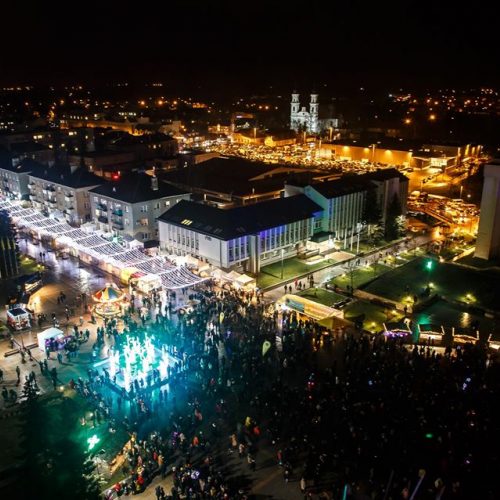 Marijampolėje sušvito Kalėdų eglė  © Marijampolės savivaldybės nuotr.