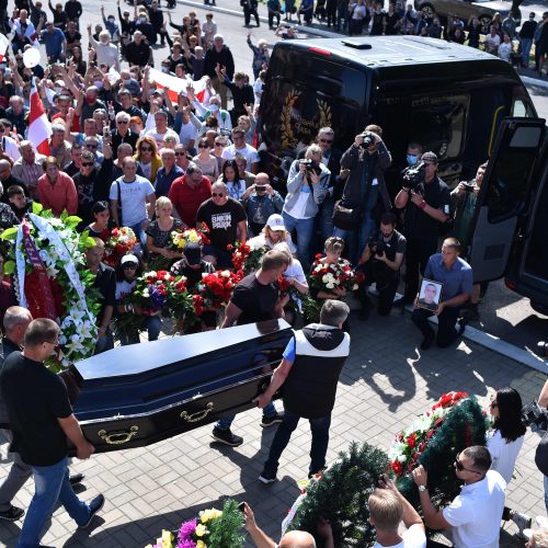 Minske tūkstančiai žmonių atsisveikino su žuvusiu protestuotoju  © Scanpix, ITAR-TASS nuotr.