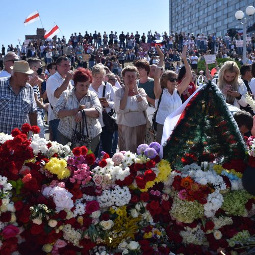 Minske tūkstančiai žmonių atsisveikino su žuvusiu protestuotoju  © Scanpix, ITAR-TASS nuotr.