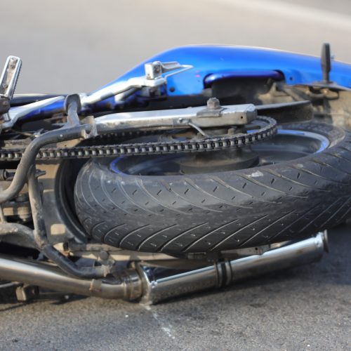 Garliavoje motociklas partrenkė dviratininką  © Justinos Lasauskaitės nuotr.