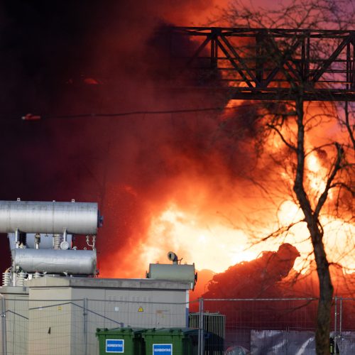 „Lietuvos geležinkelių“ teritorijoje Vilniuje dega sąvartynas  © L. Balandžio/BNS, A. Ufarto/ELTOS nuotr.
