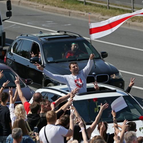 Minske tūkstančiai žmonių atsisveikino su žuvusiu protestuotoju  © Scanpix, ITAR-TASS nuotr.