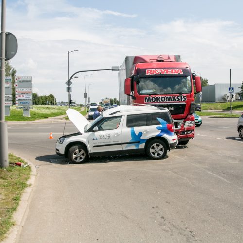 Mokomojo sunkvežimio ir lengvojo automobilio avarija Taikos pr.   © Vilmanto Raupelio nuotr.