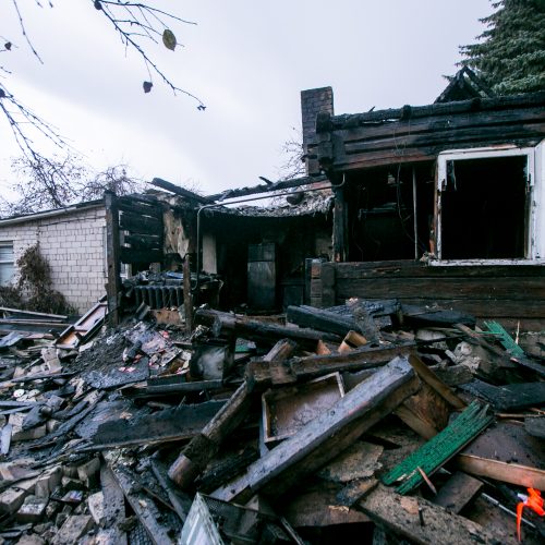 Sudegęs namas Kidulių g.  © Vilmanto Raupelio nuotr.