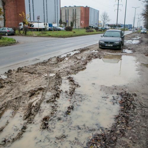 Nesutvarkyti Partizanų gatvės šaligatviai  © Vilmanto Raupelio nuotr.