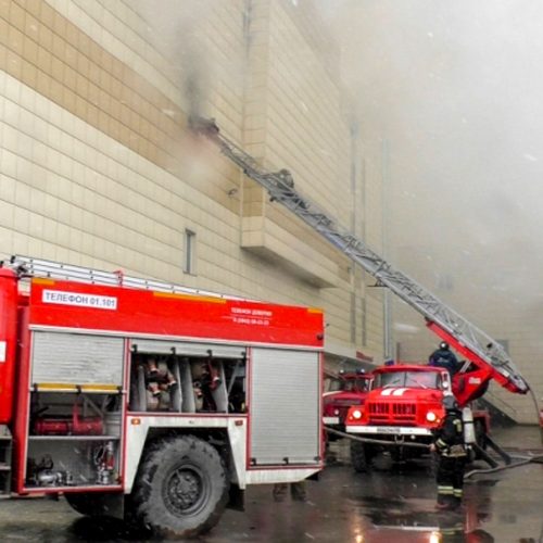 Rusijoje užsiliepsnojusiame prekybos centre – pragaras  © Scanpix ir EPA-ELTOS nuotr.