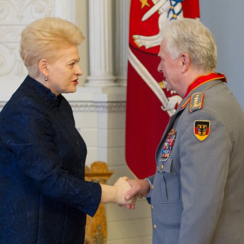 Vokietijos kariuomenės vadui įteiktas apdovanojimas  © V. Skaraičio / BFL nuotr.