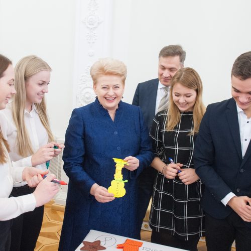 Prezidentė su vaikais puošė eglę  © R. Dačkaus / Prezidentūros nuotr.