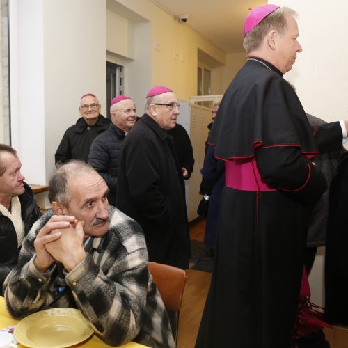 Vyskupai susitiko su vargstančiaisiais prie pietų stalo  © M. Morkevičiaus (ELTA) nuotr.
