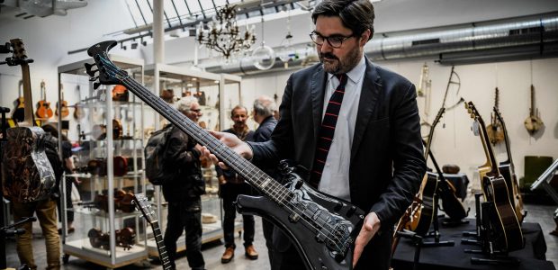 „The Who“ bosisto gitara parduodama aukcione Prancūzijoje
