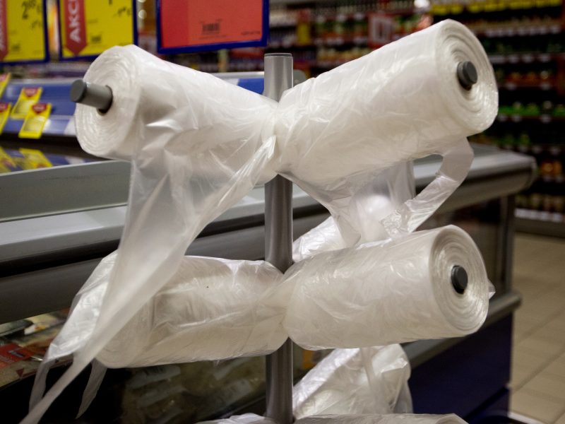 Seimo komitetas: ploni plastiko maišeliai turi būti apmokestinami nuo 2023-ųjų