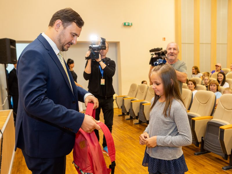 Ukrainiečių pabėgėlių vaikams perduota 100 mokyklinių kuprinių
