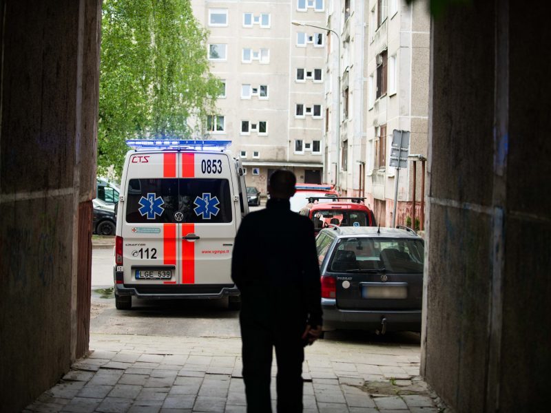 Vilniuje prie daugiabučio laiptinės rastas mirusio vyro kūnas