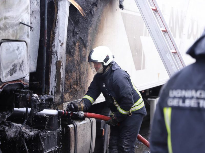 Šiurpi nelaimė Kretingos rajone – sudegusiame vilkike rastas apdegusio vairuotojo kūnas