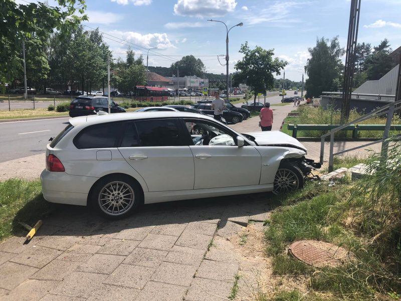 Vilniuje neblaivus vairuotojas apgadino kelio ženklą, automobilį