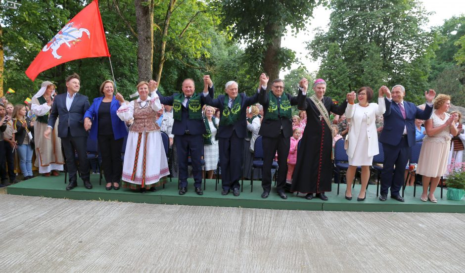 Apdovanotieji Kauno rajono garbės ženklais sodina ąžuolus, rūpinasi gyventojais