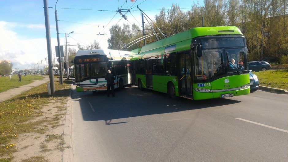 Judrioje Kauno vietoje – troleibusų kamštis