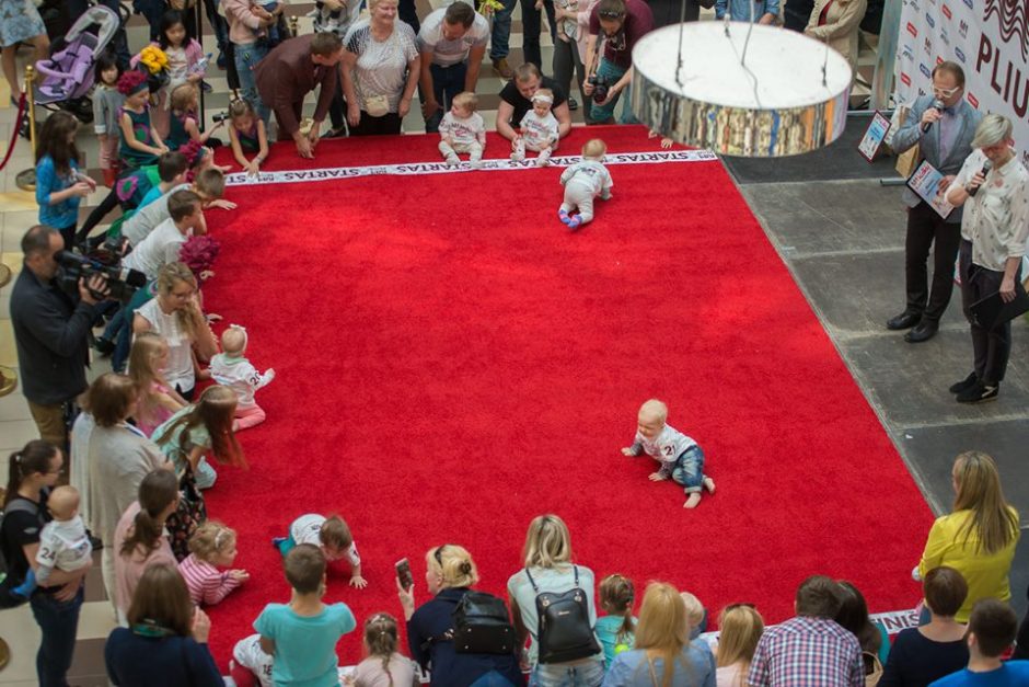 Sostinėje surengtos smagios kūdikių lenktynės