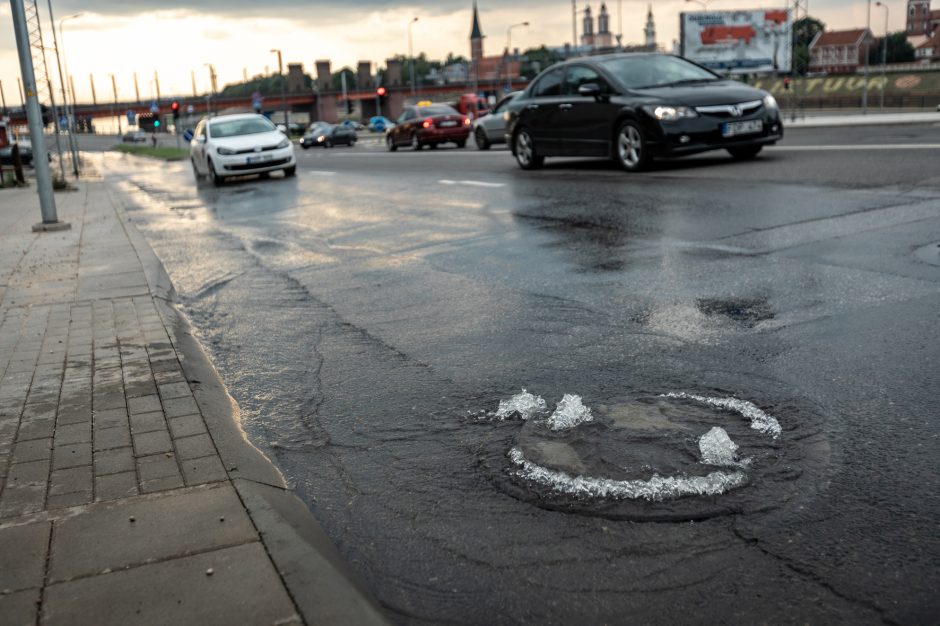 Netoli Vytauto Didžiojo tilto – nekasdienis vaizdas