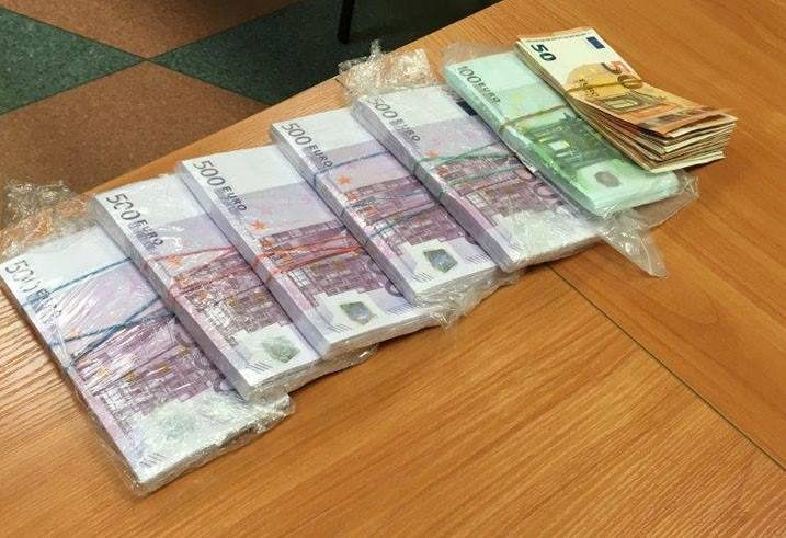Baltarusijos pilietis slapta vežėsi 250 tūkst. eurų