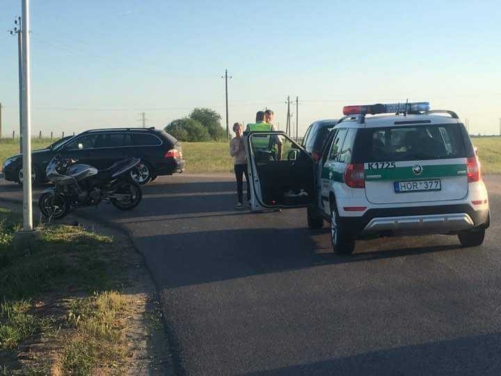 Per „Mercedes“ ir motociklo avariją nukentėjo motociklininkas