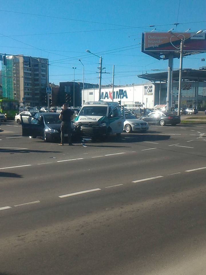 Patrulių ekipažo ir „VW Golf“ avarija vykstant į „Molą“: kas nukentėjo labiausiai?