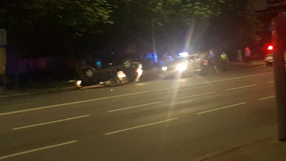 Naktį girto kauniečio „VW Golf“ rėžėsi į medį ir apvirto, yra nukentėjusiųjų