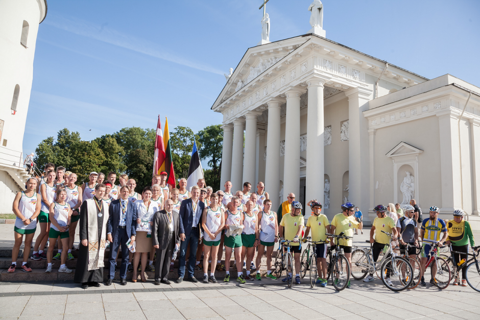 Vilniaus meras išlydėjo „Baltijos kelio“ bėgikus su linkėjimais latviams ir estams