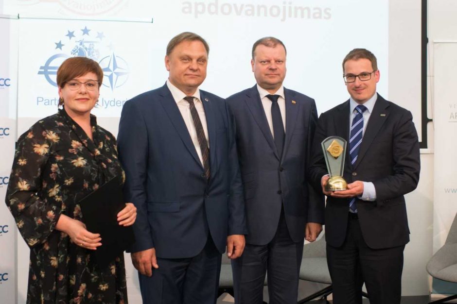 Verslo bendruomenė premjerui įteikė „Partnerystės lyderio“ apdovanojimą
