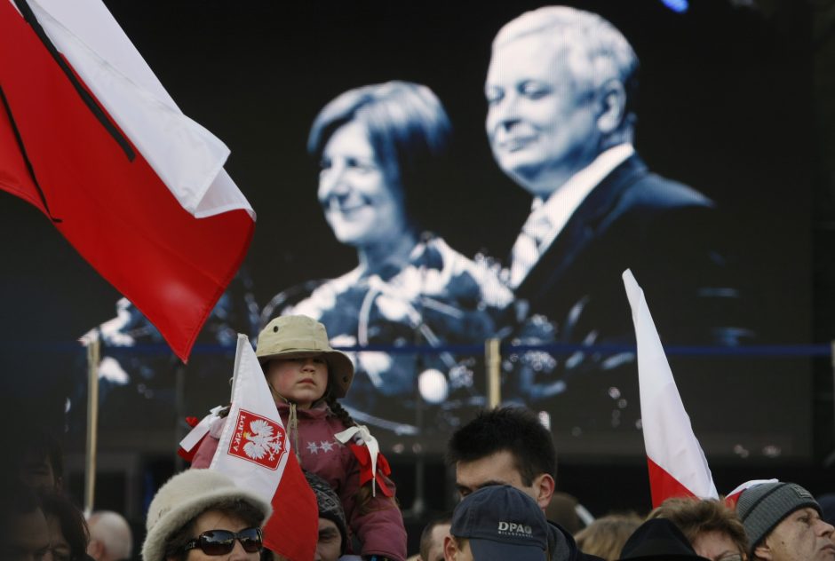 Lenkija ekshumuos L. Kaczynskio lėktuvo katastrofos aukų palaikus