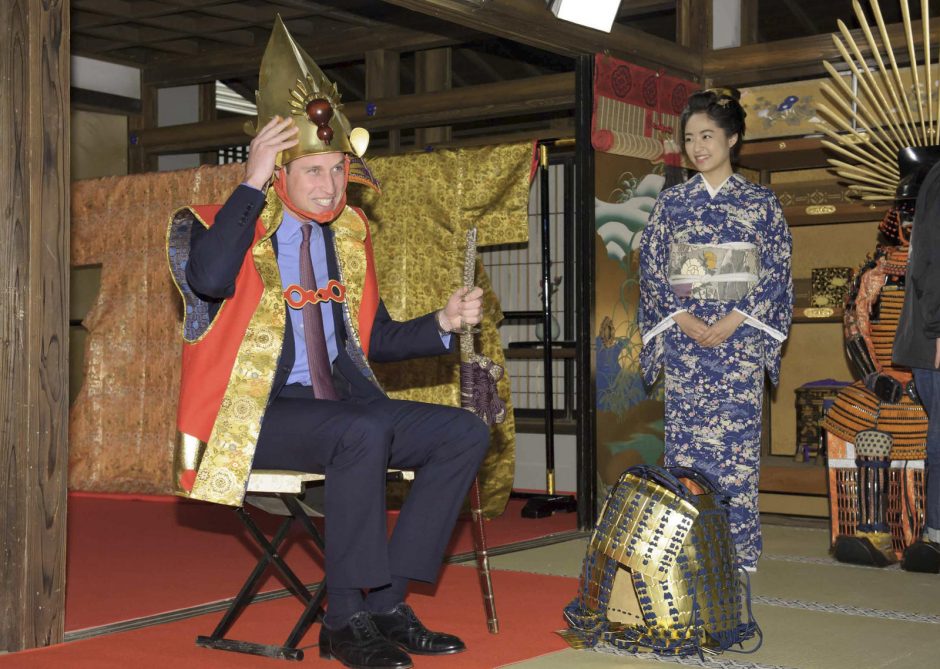 Princas Williamas Japonijoje pasimatavo samurajaus aprangą