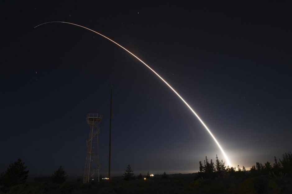 JAV siunčia žinią agresoriams: išbandė tarpžemyninę raketą