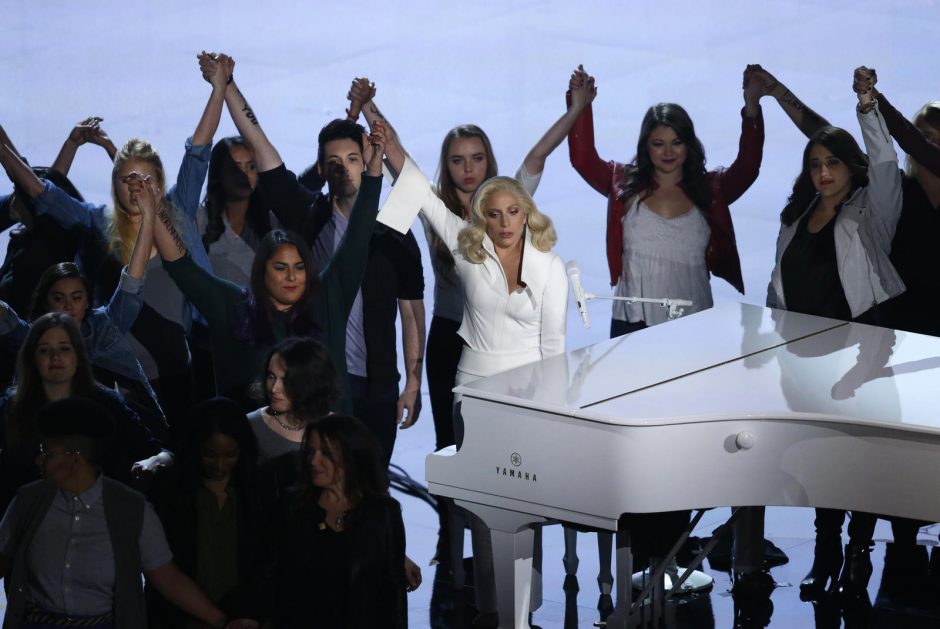 Lady Gaga „Oskarų“ ceremoniją pavertė mitingu prieš seksualinį smurtą