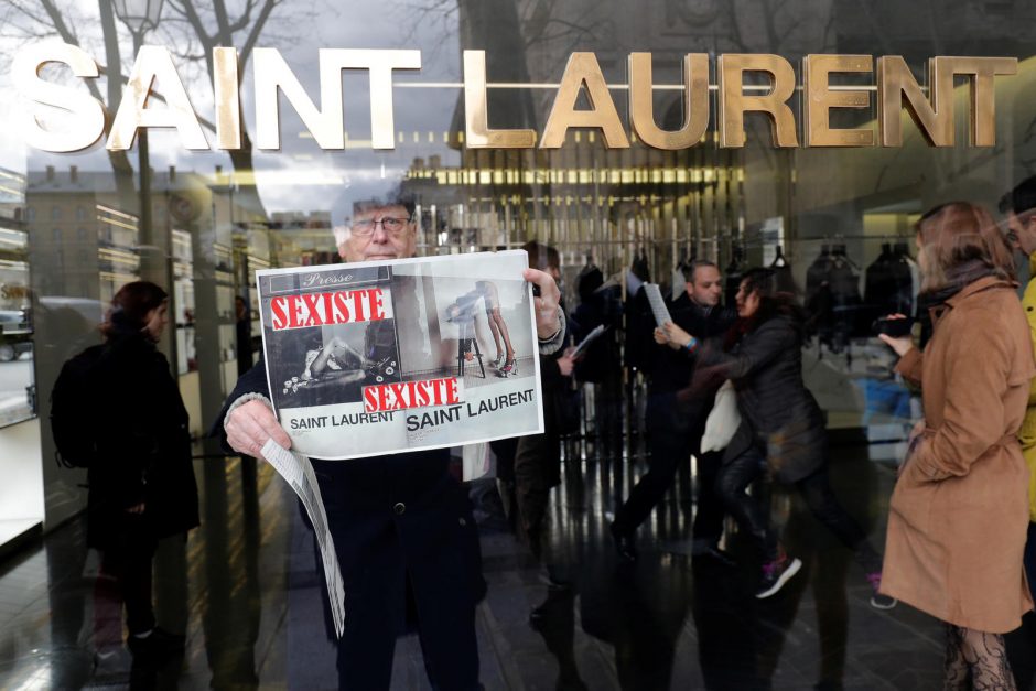 „Saint Laurent“ privalės pašalinti žeminančius plakatus
