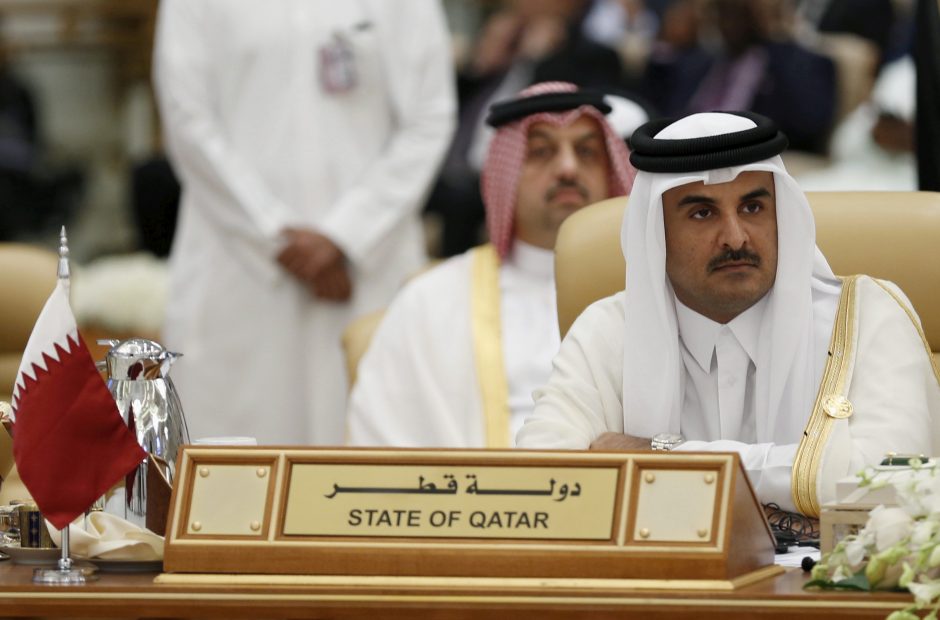 Keturios arabų valstybės nutraukia diplomatinius ryšius su Kataru